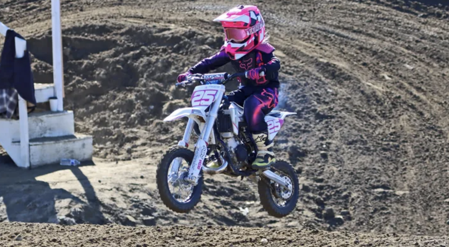 Trágico accidente, niña de 9 años fallece al colapsar su moto eléctrica con otra en Lake Elsinore